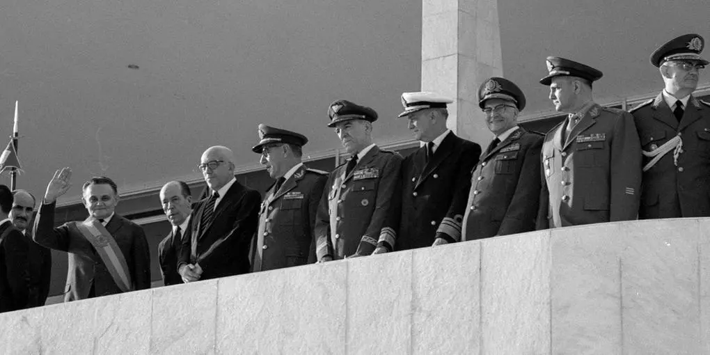 imagem em preto e branco do ditador castelo branco sendo empossado