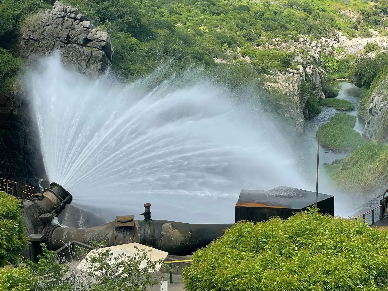 Válvula do açude Orós, que libera água e gera um efeito conhecido como 