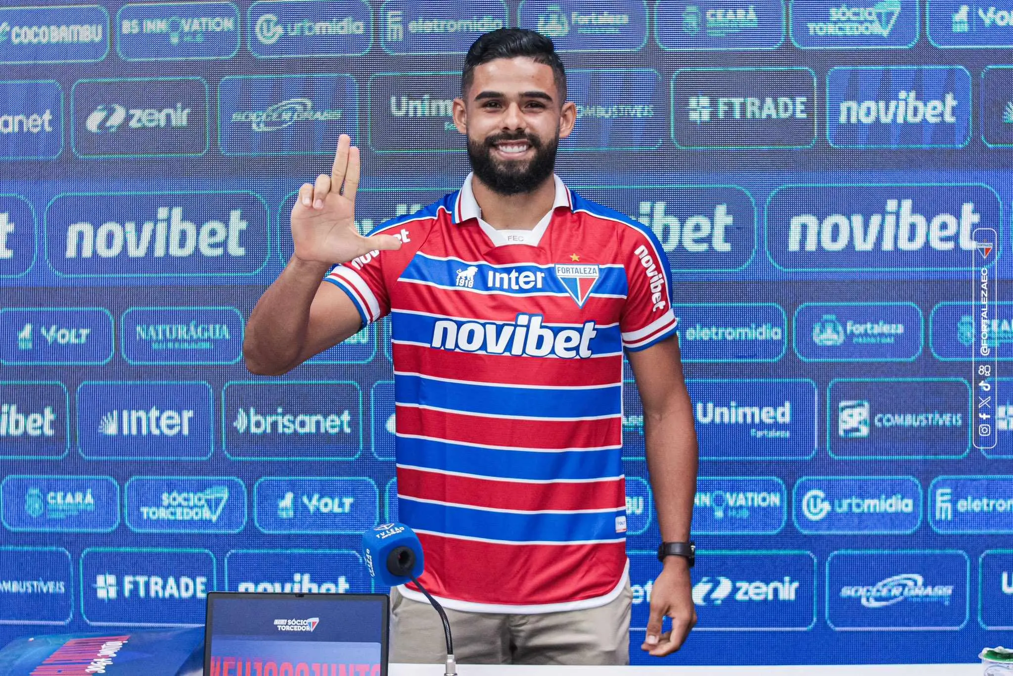 Foto de Felipe Jonatan, lateral-esquerdo do Fortaleza, pode estar de saída do Leão