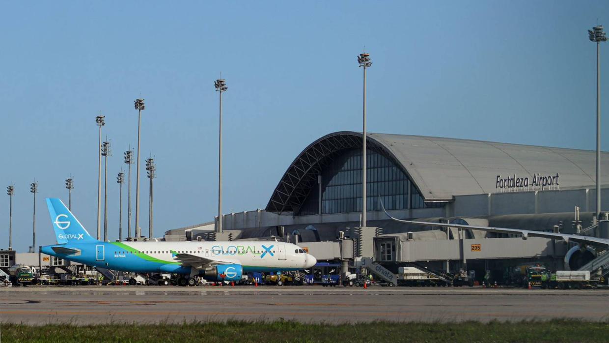 Foto de avião com brasileiros deportados dos Estados Unidos, voo pousa no Aeroporto Internacional de Fortaleza