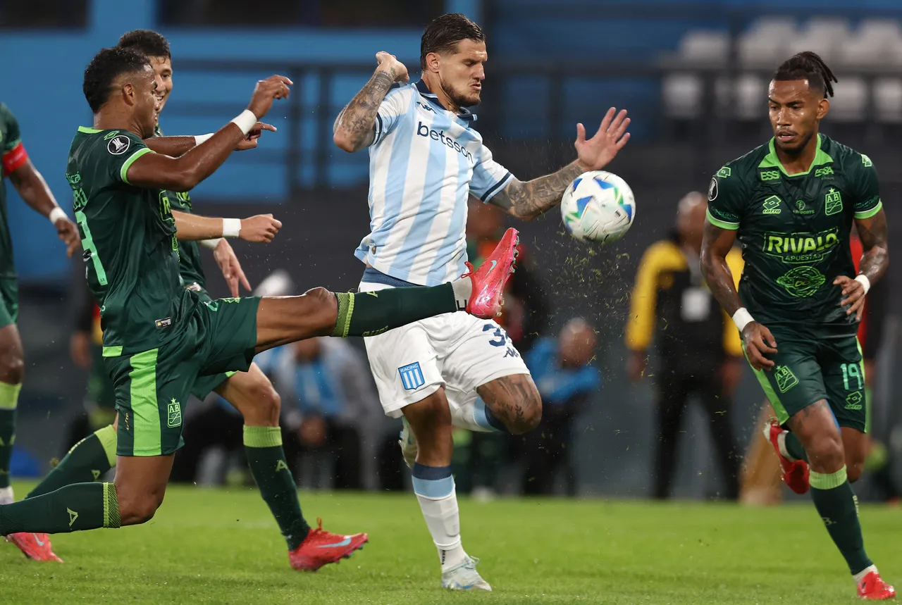 O Bucaramanga lidera o Grupo E com 4 pontos