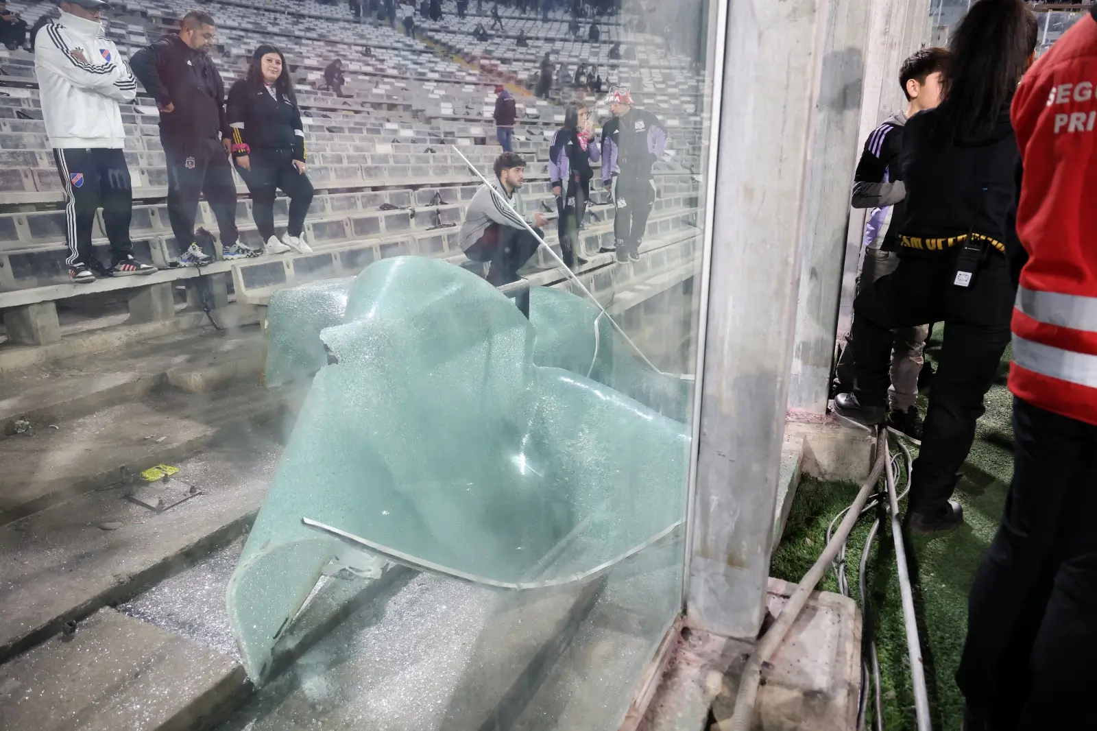 Imagem de vidros quebrados no jogo Colo-Colo x Fortaleza