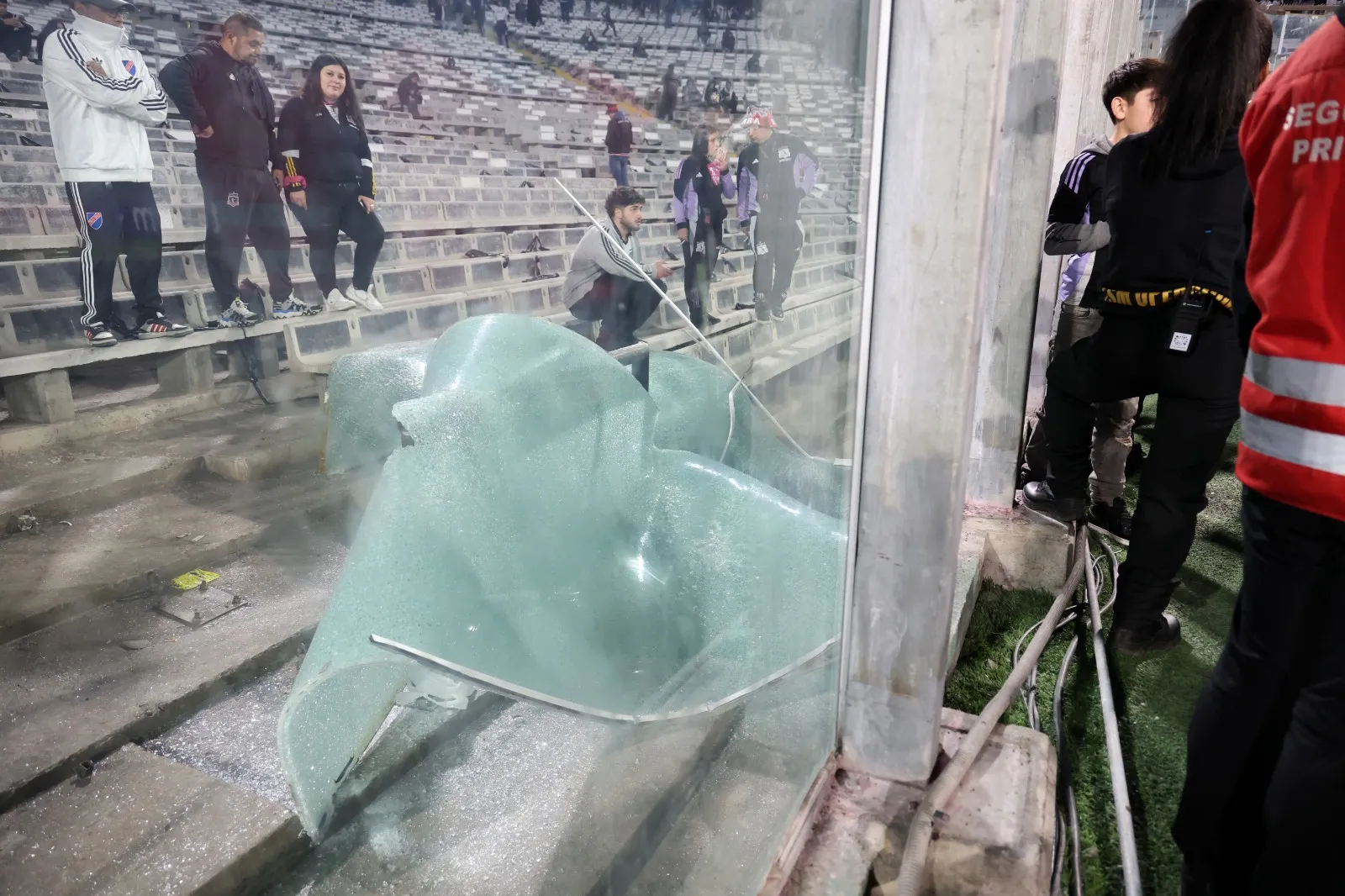 Torcedores do Colo-Colo quebraram vidros no estádio Monumental, no Chile, e invadiram o campo