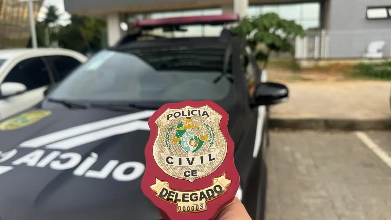 Imagem mostra distintivo de delegado da Polícia Civil do Ceará em frente viatura da corporação para ilustrar fim das inscrições para o concurso público do cargo