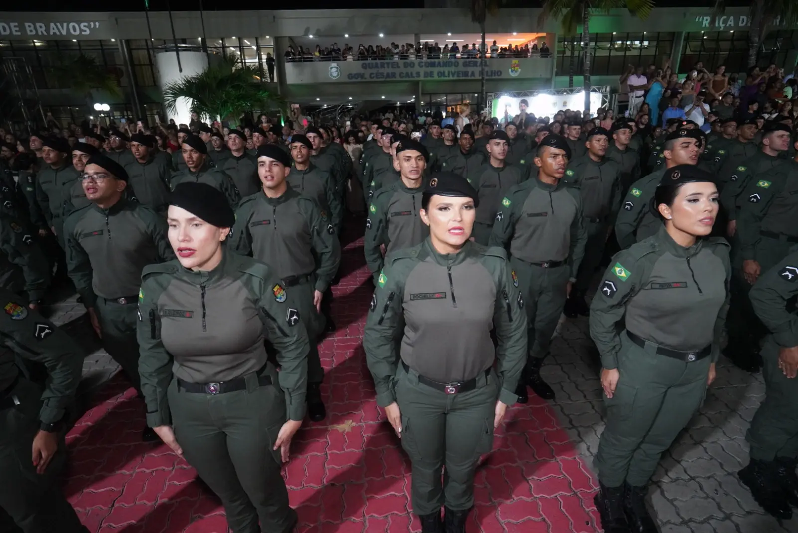 Formação de 376 novos Policiais Militares do Ceará em evento solene, destacando a disciplina e união das tropas, com presença de plateia ao fundo.