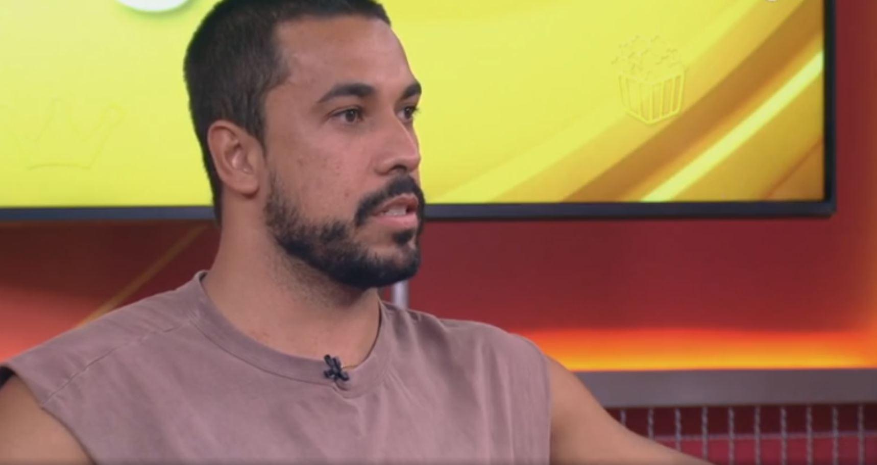 Maike durante o bate-papo bbb. ele foi o 17º eliminado do BBB 25