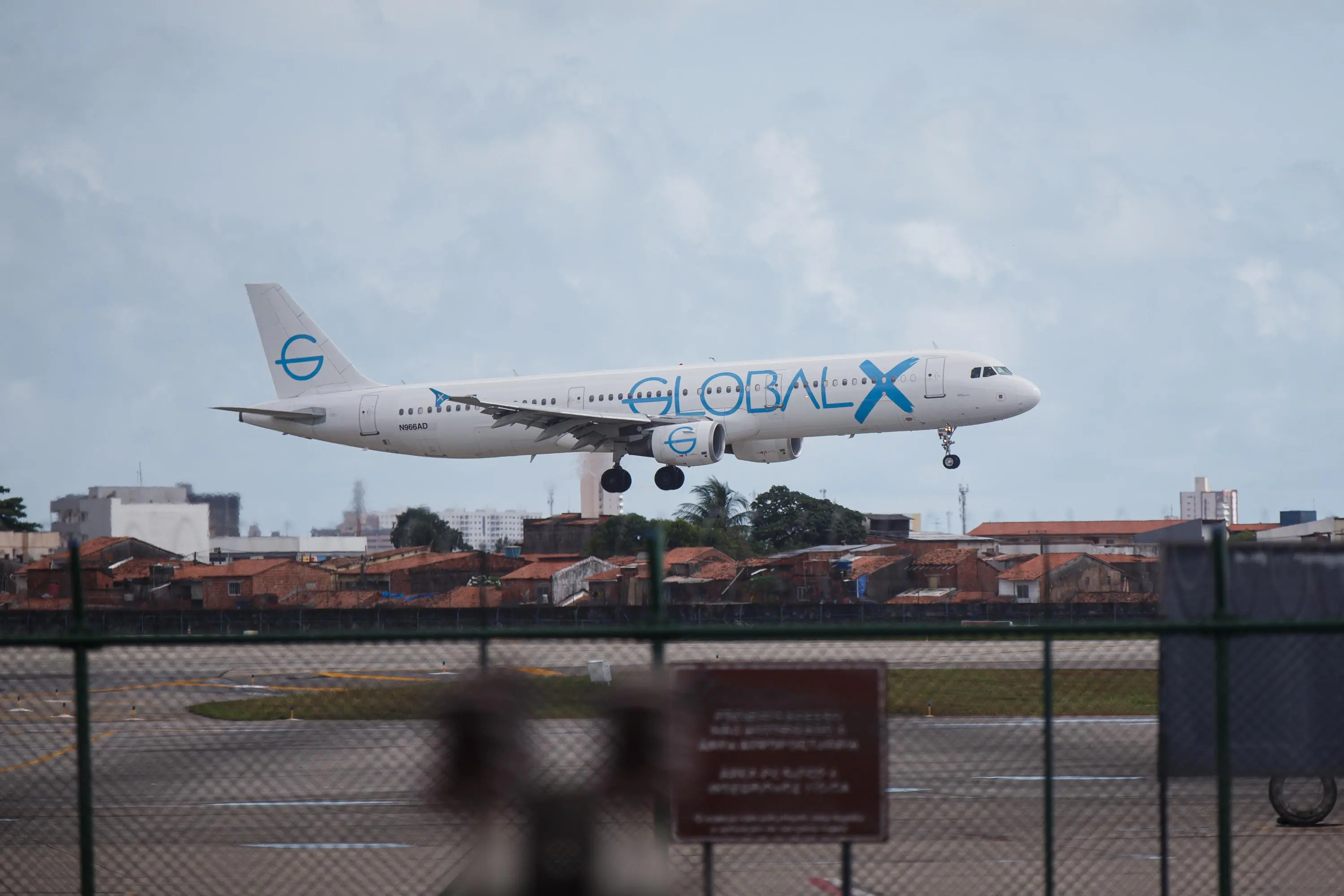 Imagem mostra avião com deportados chegando em Fortaleza