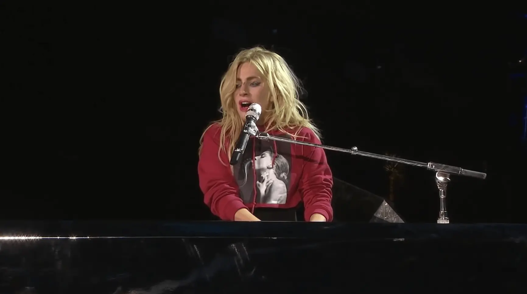 Lady Gaga ao piano em apresentação no Coachella em 2017