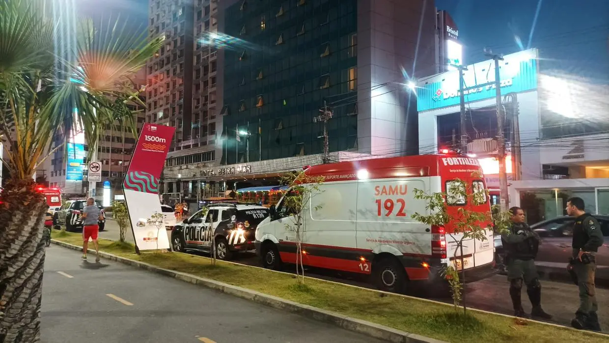 Foto de viatura da Polícia Militar e ambulância do Samu, atendendo ocorrência na Avenida Beira Mar, em Fortaleza