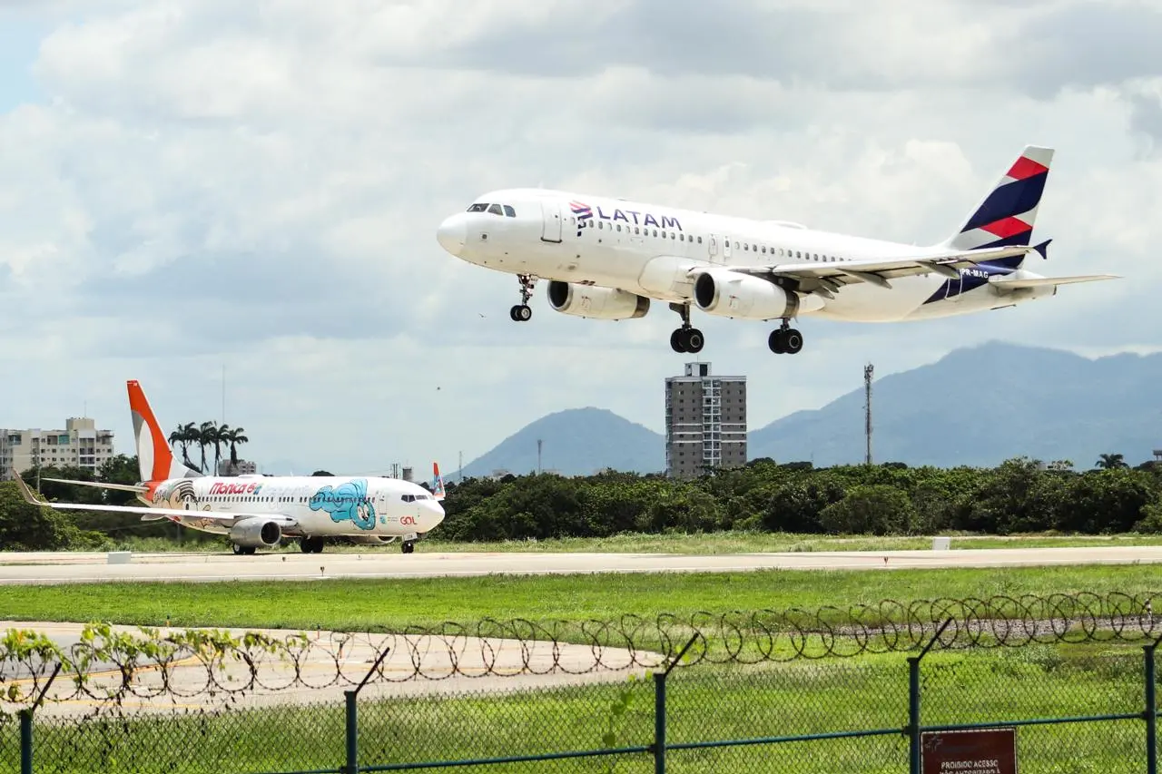 aviões da gol e da latam no aeroporto de fortaleza