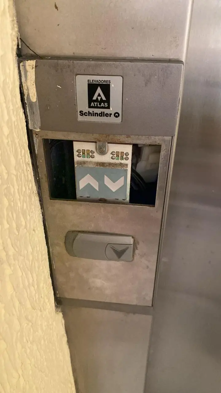 Quadro de controle de um dos elevadores do edifício Gentil Linhares