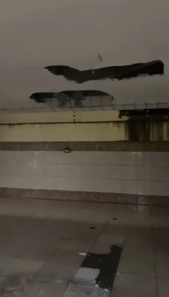 Buracos abertos no teto da garagem para tentar conter vazamento de água no edifício Gentil Linhares