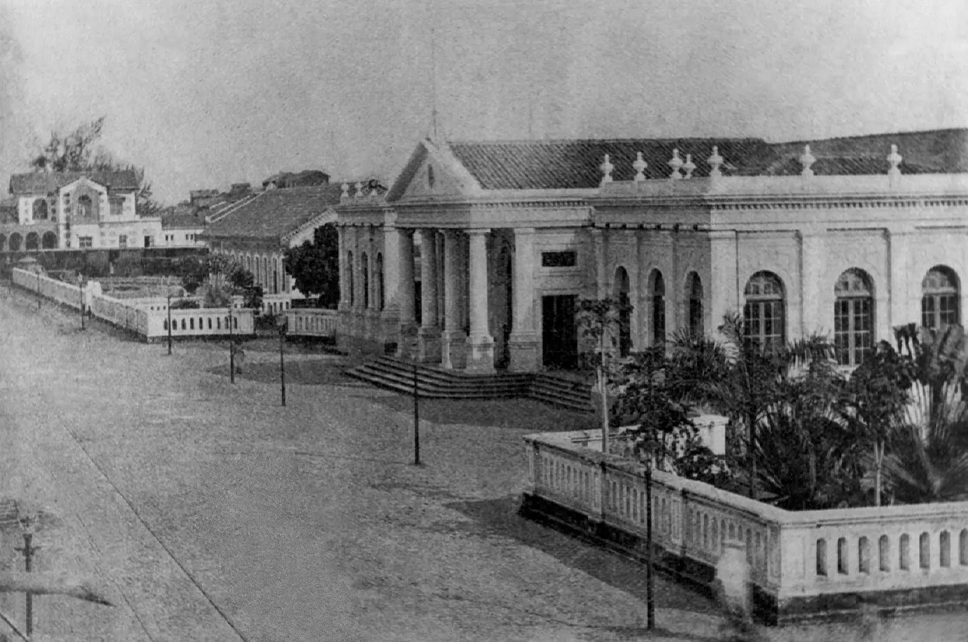 Foto antiga em preto e branco da Praça da Estação Ferroviária que funcionava no Centro de Fortaleza