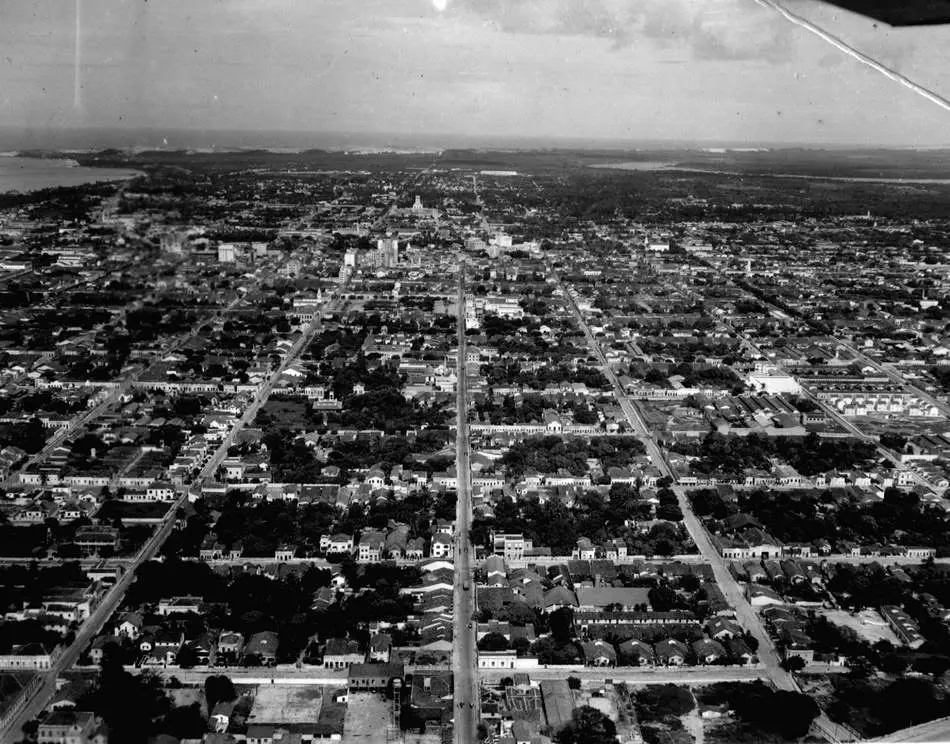 Foto antiga em preto e branco com vista aérea da cidade de Fortaleza na década de 1930