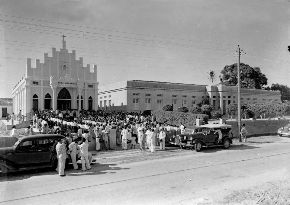 Foto antiga em preto e branco do Colégio Juvenal de Carvalho, na Avenida João Pessoa, cheia de pessoas em frente