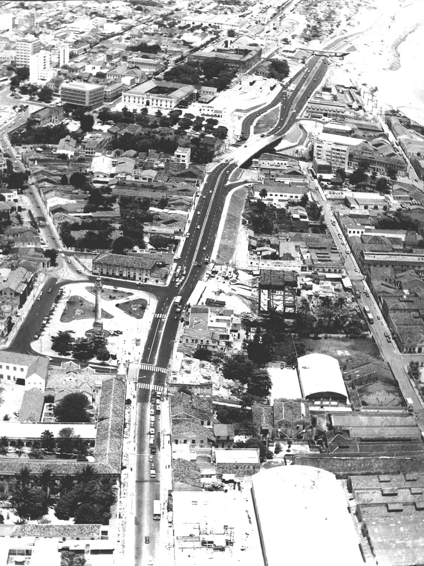 Foto antiga em preto e branco da Avenida Leste Oeste, em Fortaleza, na década de 1970