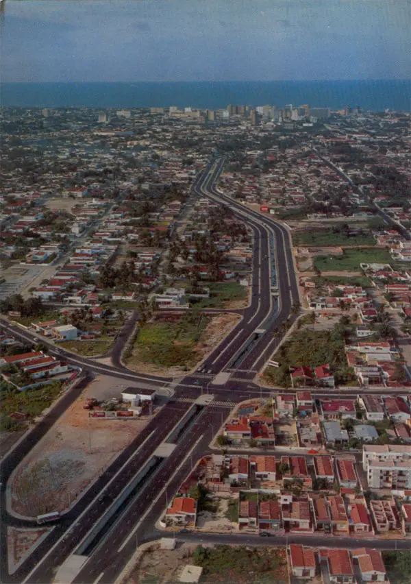 Foto antiga colorida do cruzamento da Avenida Aguanambi com 13 de maio, ainda sem viaduto, em Fortaleza, na década de 1970