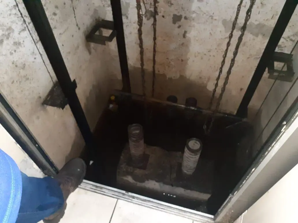 Elevadores em prédio com mais de dez andares passam por constantes problemas, conforme moradores e ex-moradores