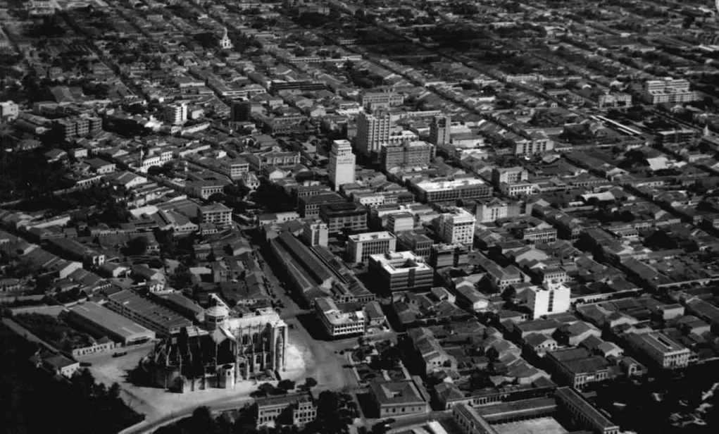 Foto antiga em preto e branco com a vista aérea do Centro de Fortaleza em 1953