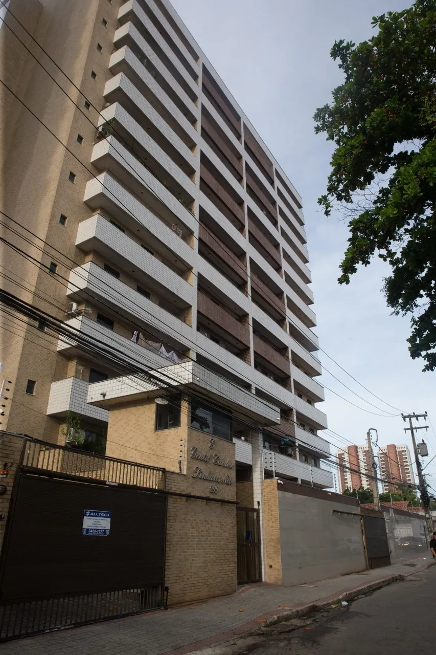 Moradores do  edifício Gentil Linhares, no Centro, sofrem com falta de manutenção na construção