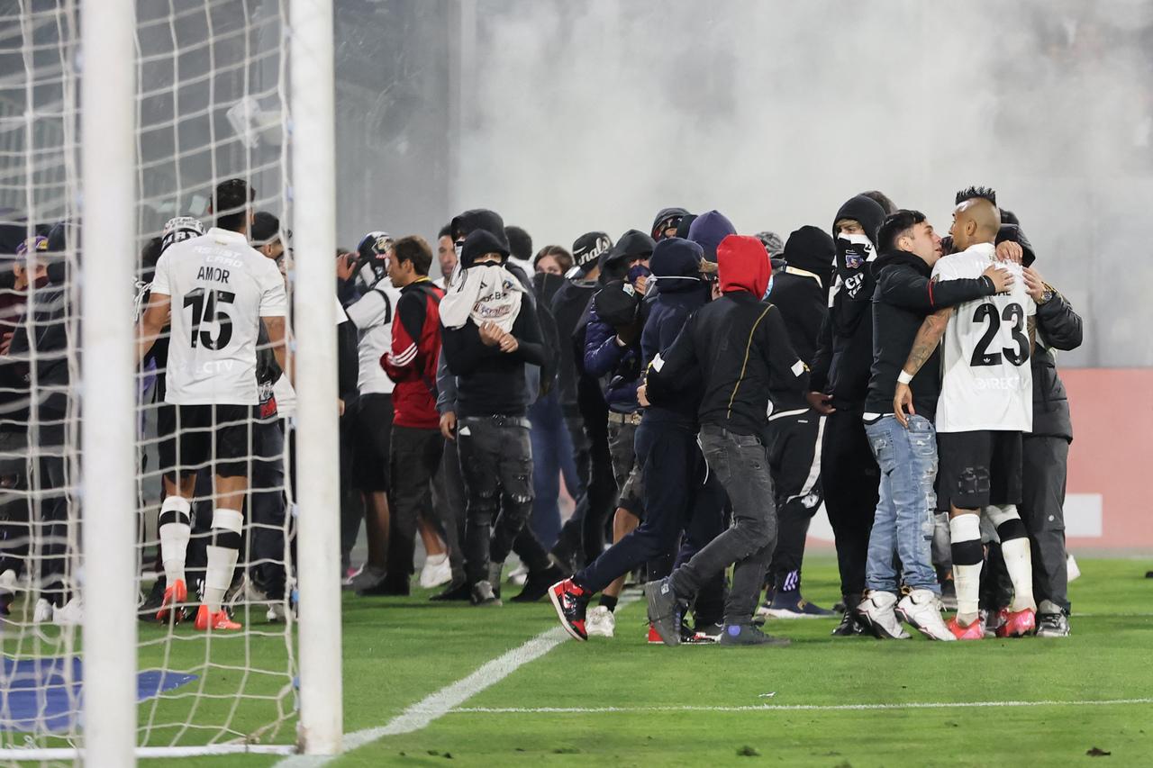 Torcedores do Colo Colo invadindo o gramado após conflito na arquibancada em jogo com o Fortaleza em Santiago