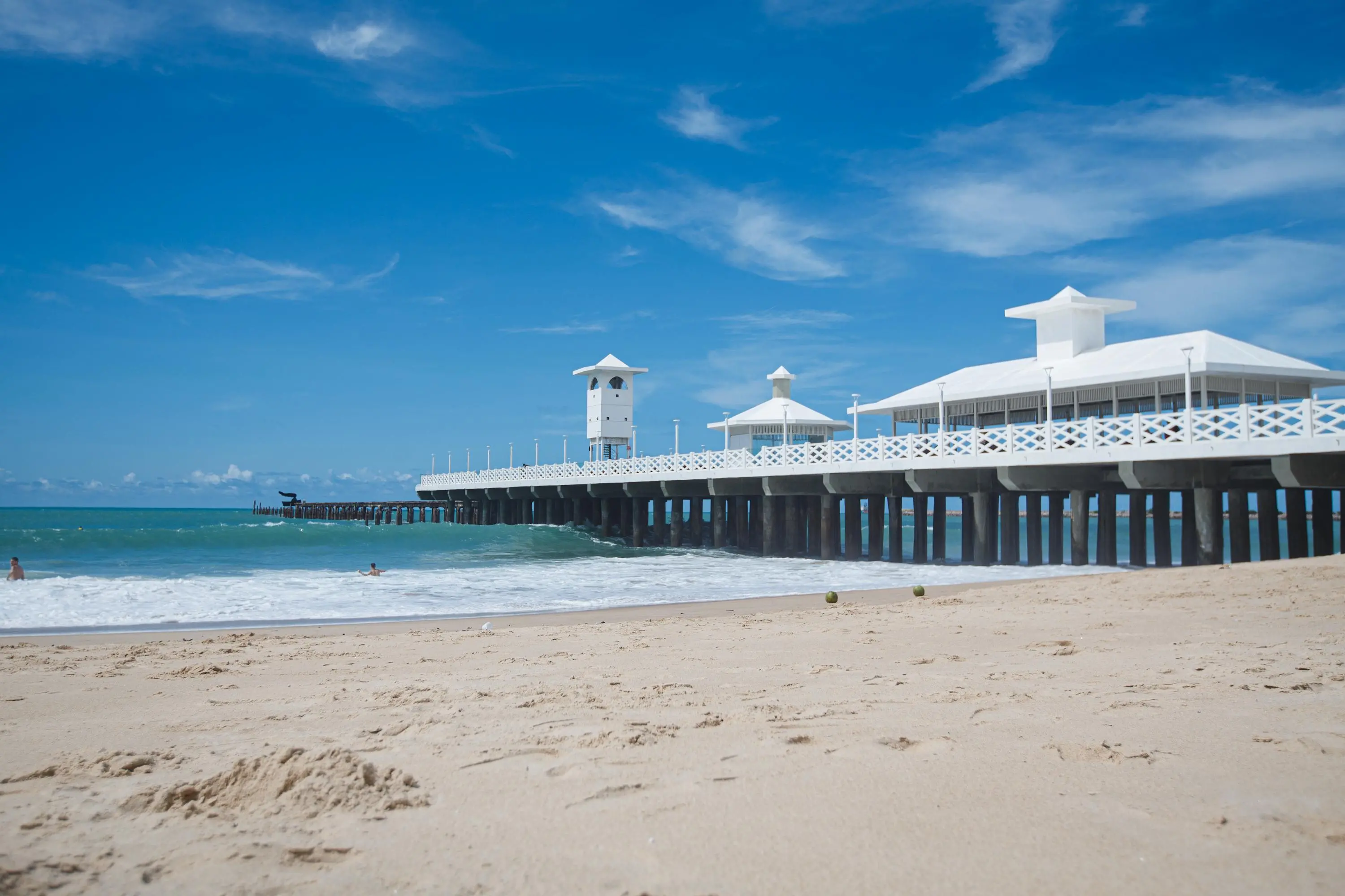 Foto da Ponte dos Ingleses após reforma na Praia de Iracema