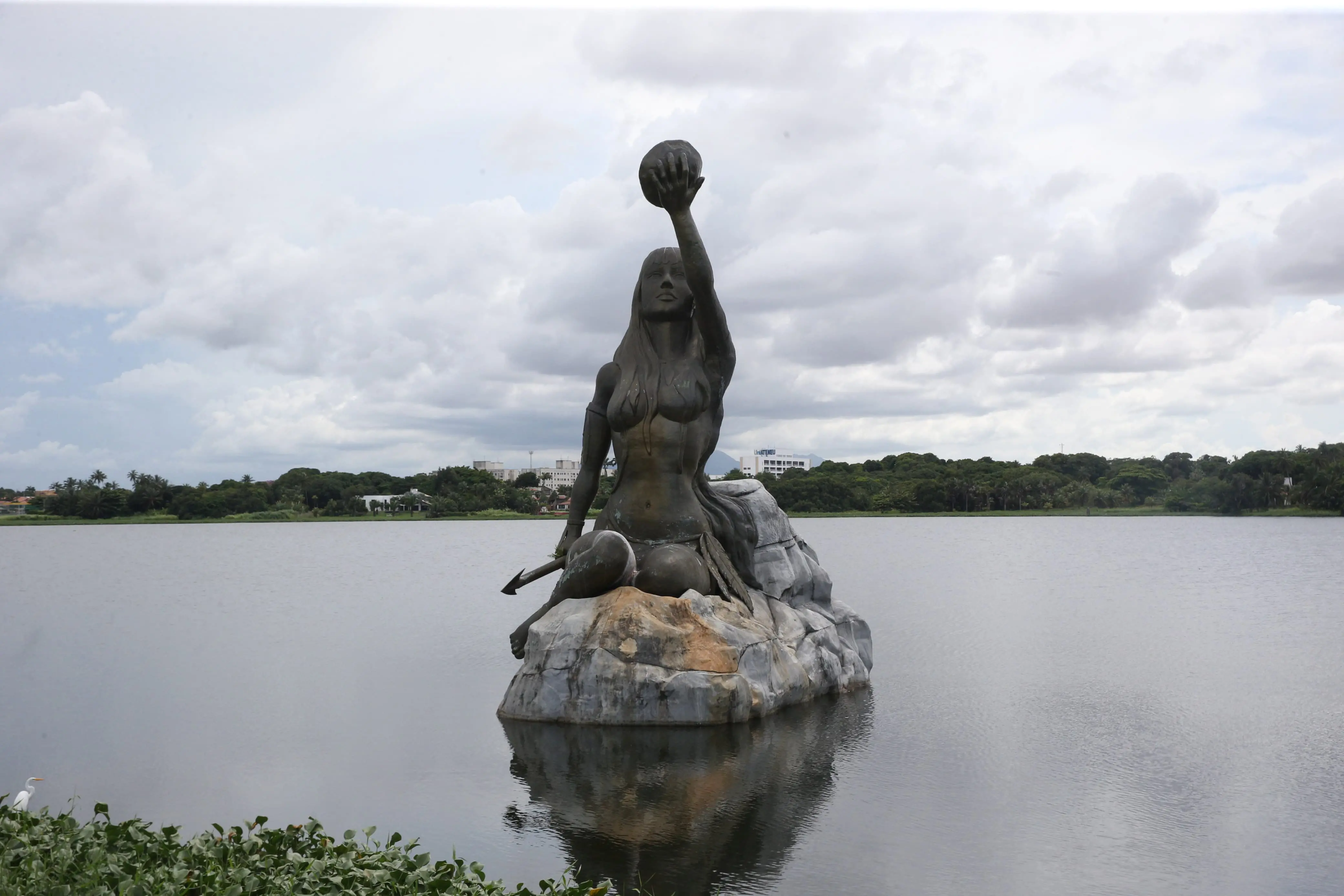 Foto da Lagoa de Messejana com a estátua de Iracema, personagem do escritor José de Alencar