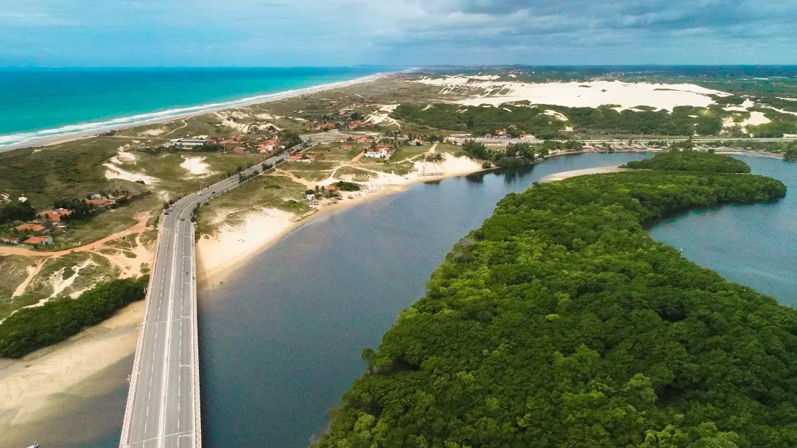 Vista aérea da Sabiaguaba, com rio, áreas verdes, ponte e dunas