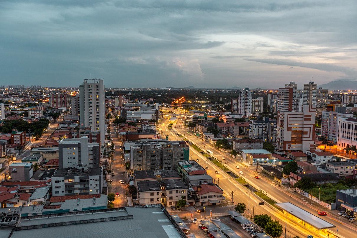 Vista aérea de Fortaleza iluminada à noite a partir do bairro de Fátima, mostrando a avenida Aguanambi