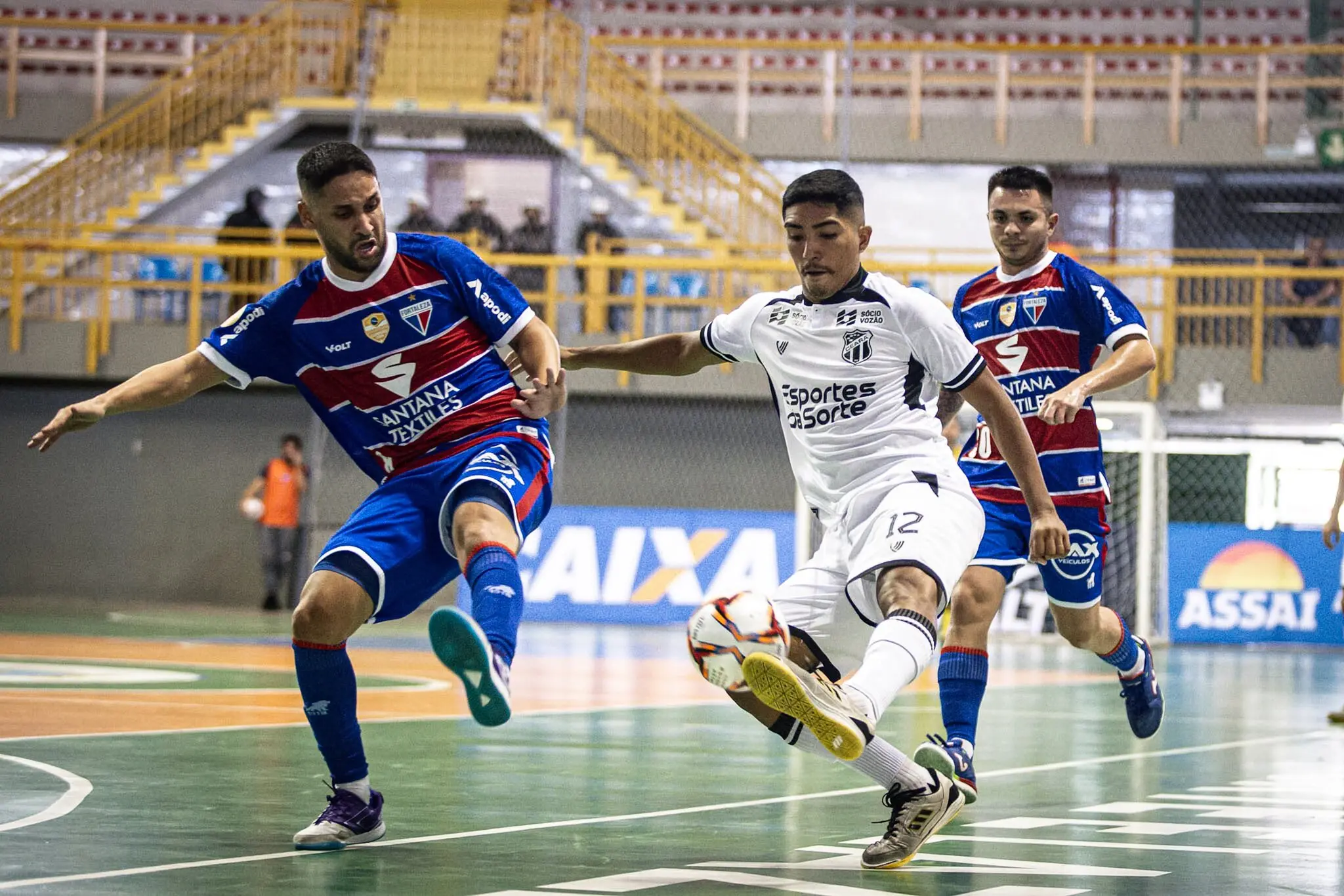 Foto de jogadores de Ceará e Fortaleza durante Clássico-Rei no futsal