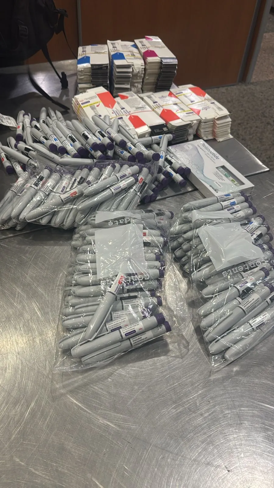 A fiscalização identificou outras 277 canetas do mesmo remédio e 20 unidades de Retatrutide — também utilizado no tratamento de diabetes e obesidade — escondidas com outra passageira
