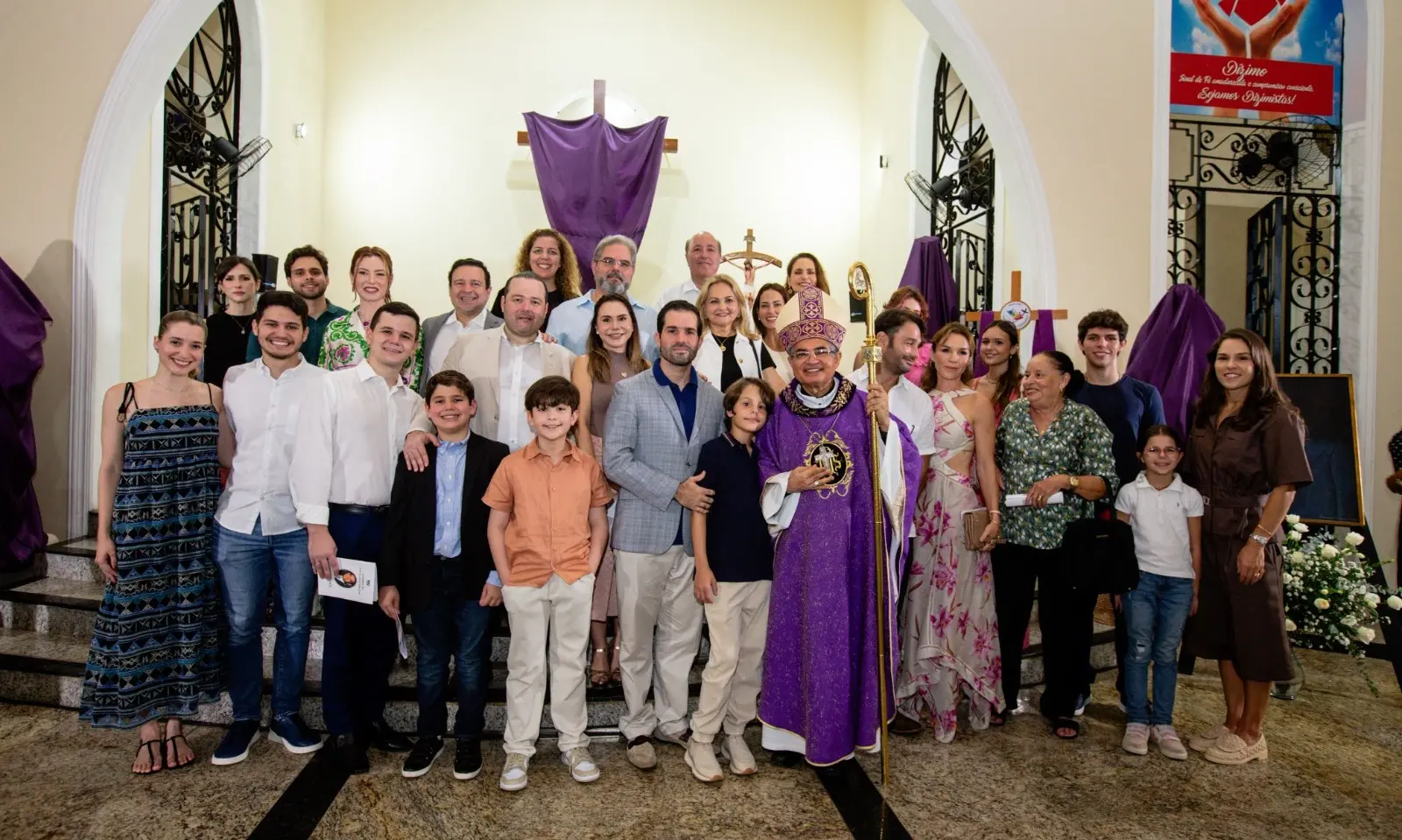 Família Queiroz reunida para missa de centenário de Edson Queiroz