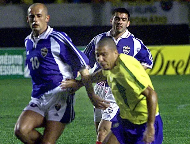 Foto de confronto entre Brasil e Iugoslávia em 2002, na Arena Castelão.