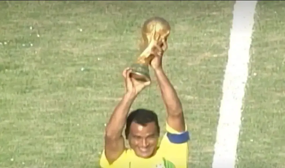 Foto de momento que Cafu levanta a taça de pentacampeão mundial em  confronto Brasil x Paraguai em 2002, na Arena Castelão.