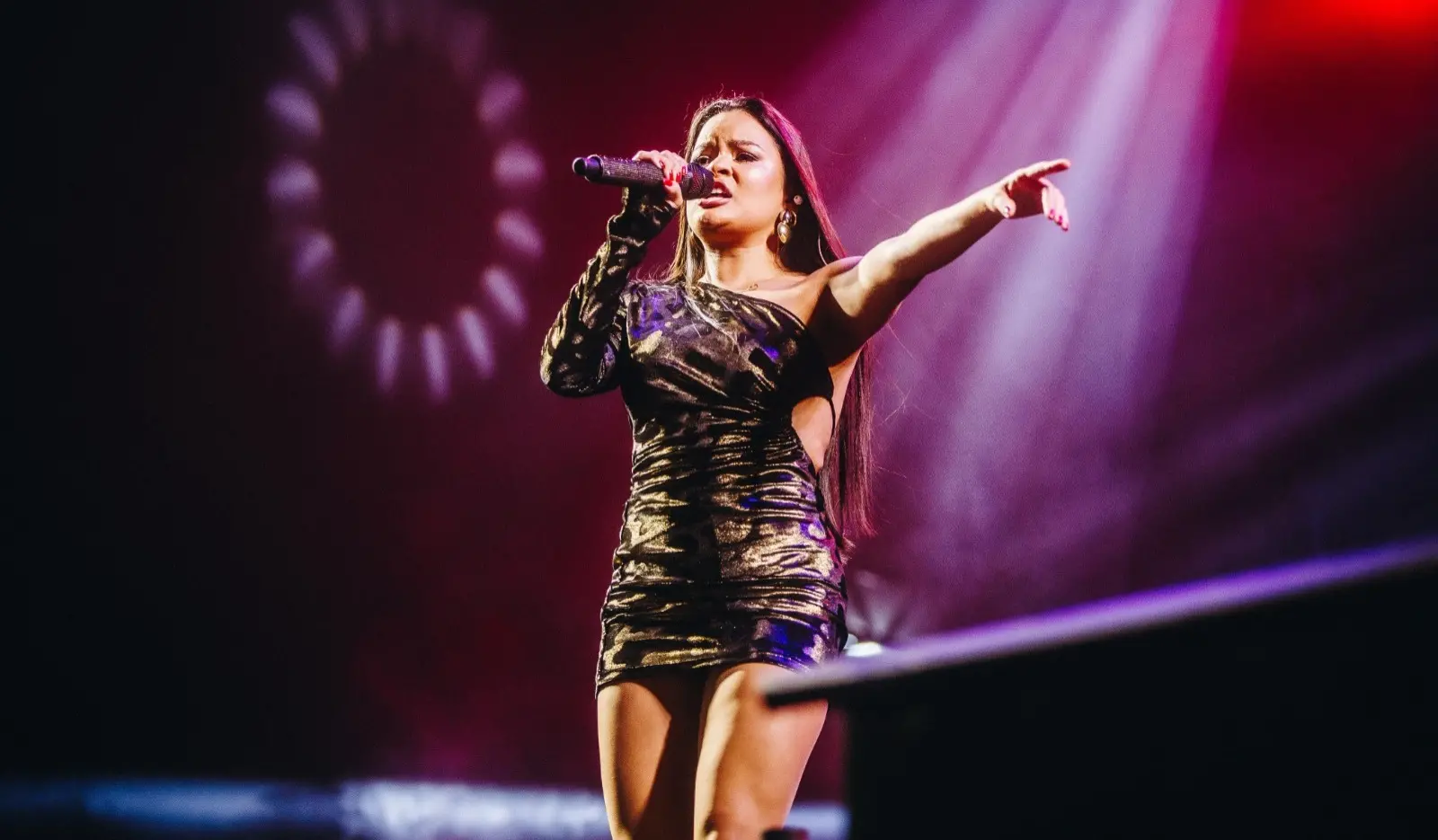 Danieze Santiago durante show para o aniversário de Fortaleza