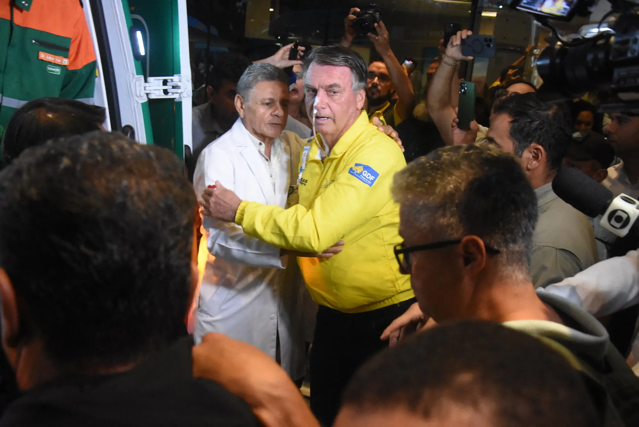 Ex-presidente brasileiro Jair Bolsonaro antes de embarcar em uma ambulância ao deixar o Hospital Rio Grande, em Natal, no estado do Rio Grande do Norte, em 12 de abril de 2025