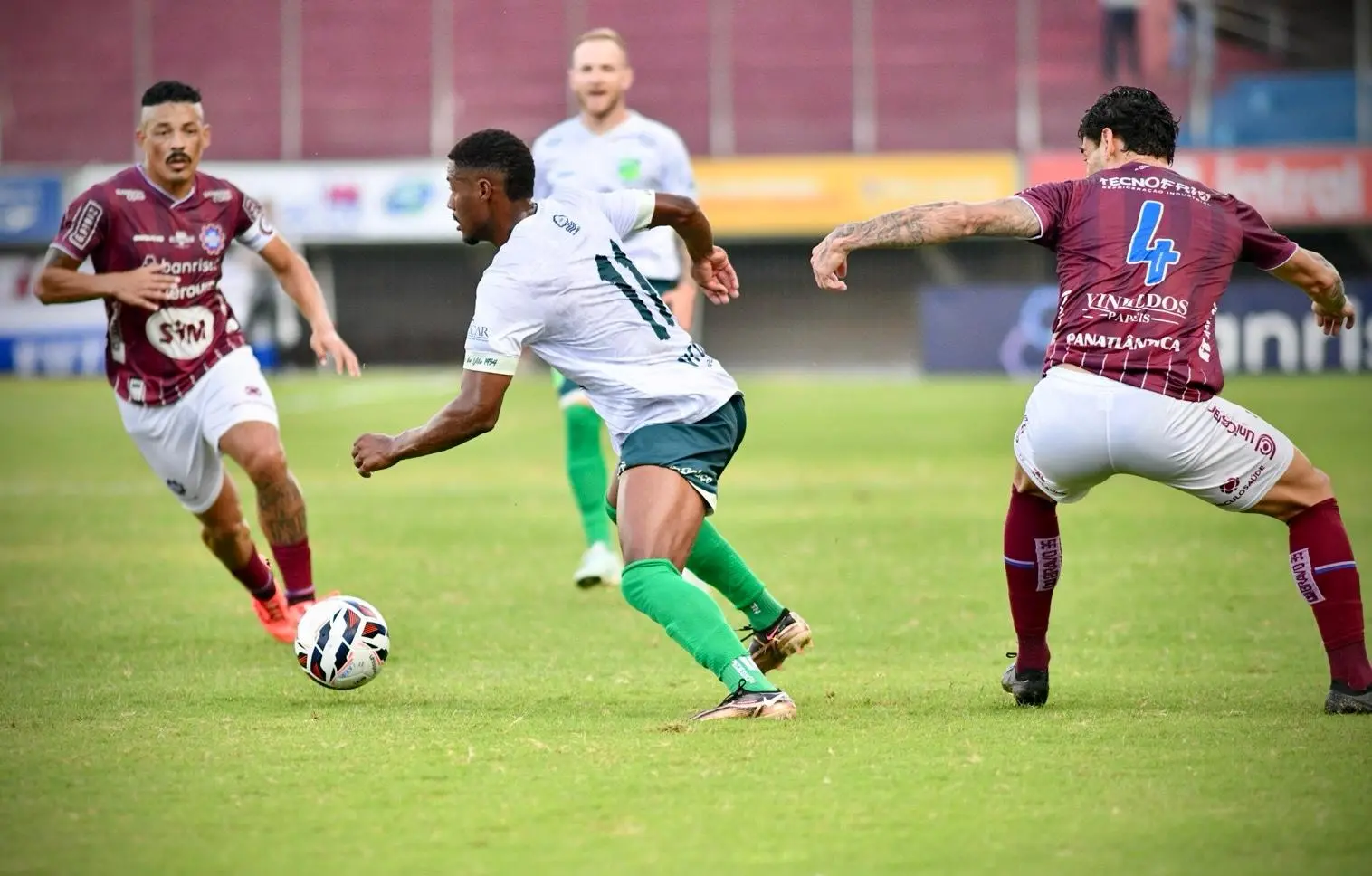 Atletas de Floresta e Caxias disputam bola