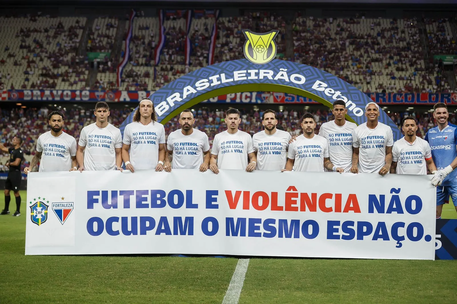 O elenco do Fortaleza exibiu uma faixa com a frase: 