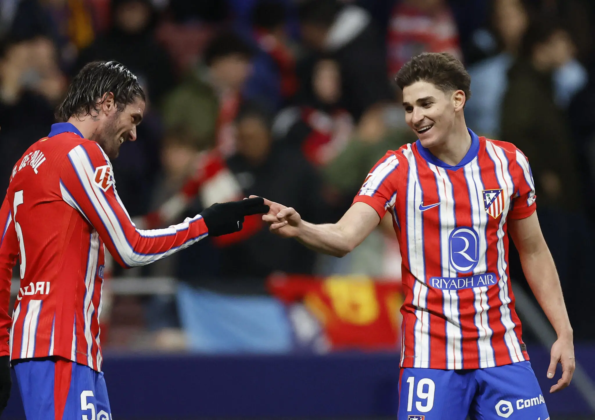 Foto de Julian Alvarez e Rodrigo De Paul comemorando gol do Atlético de Madrid, que entra em campo nesta segunda-feira (14) e é capa dos Jogos de Hoje na TV