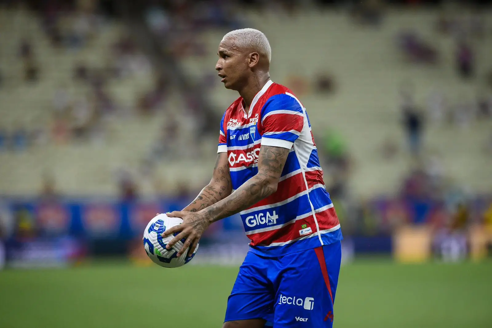 Foto de Deyverson se pronuncia após empurrão que causou lesão em Moisés em jogo do Fortaleza contra o Internacional na Série A do Brasileirão 2025