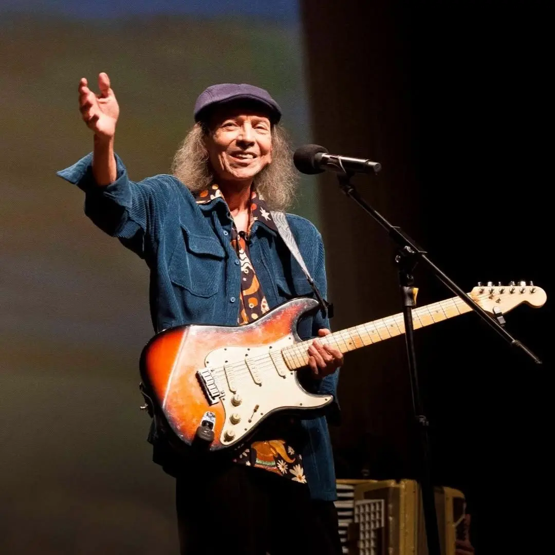 Na imagem, o cantor e compositor Ednardo, autor do livro 