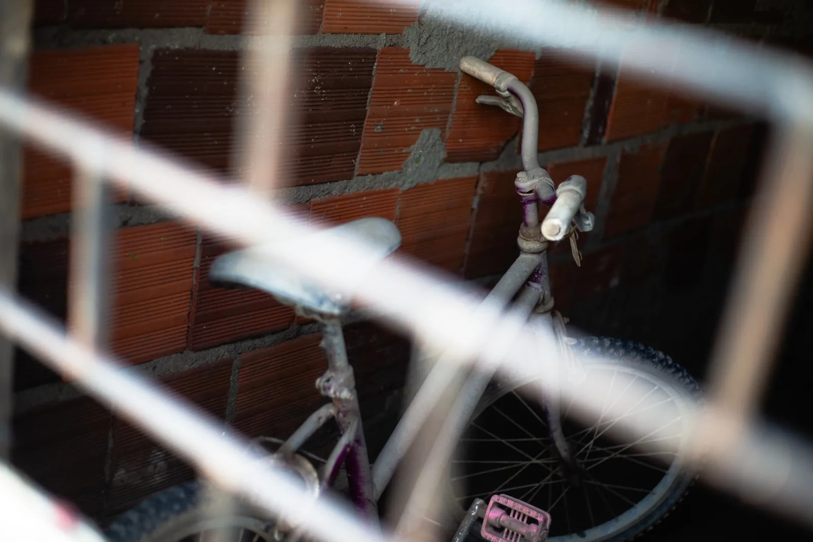 Bicicleta suja de lama mostra altura que água atingiu no bairro