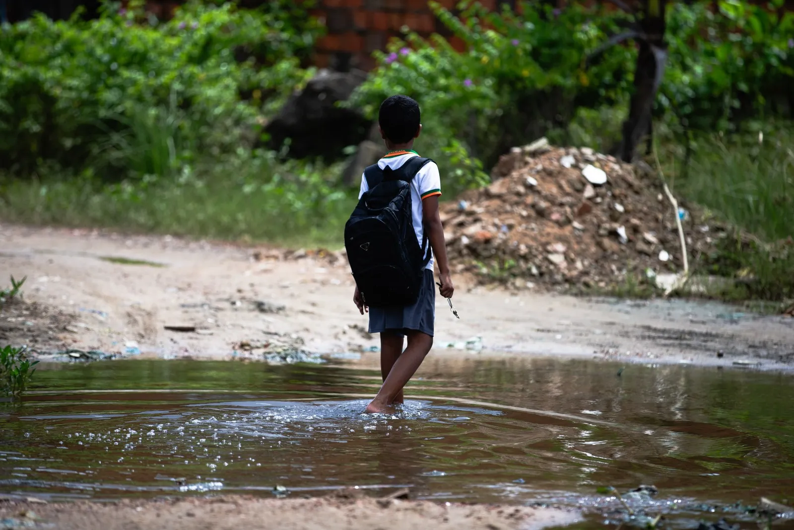 Crianças e idosos ficam expostos à agua suja acumulada nas ruas do bairro