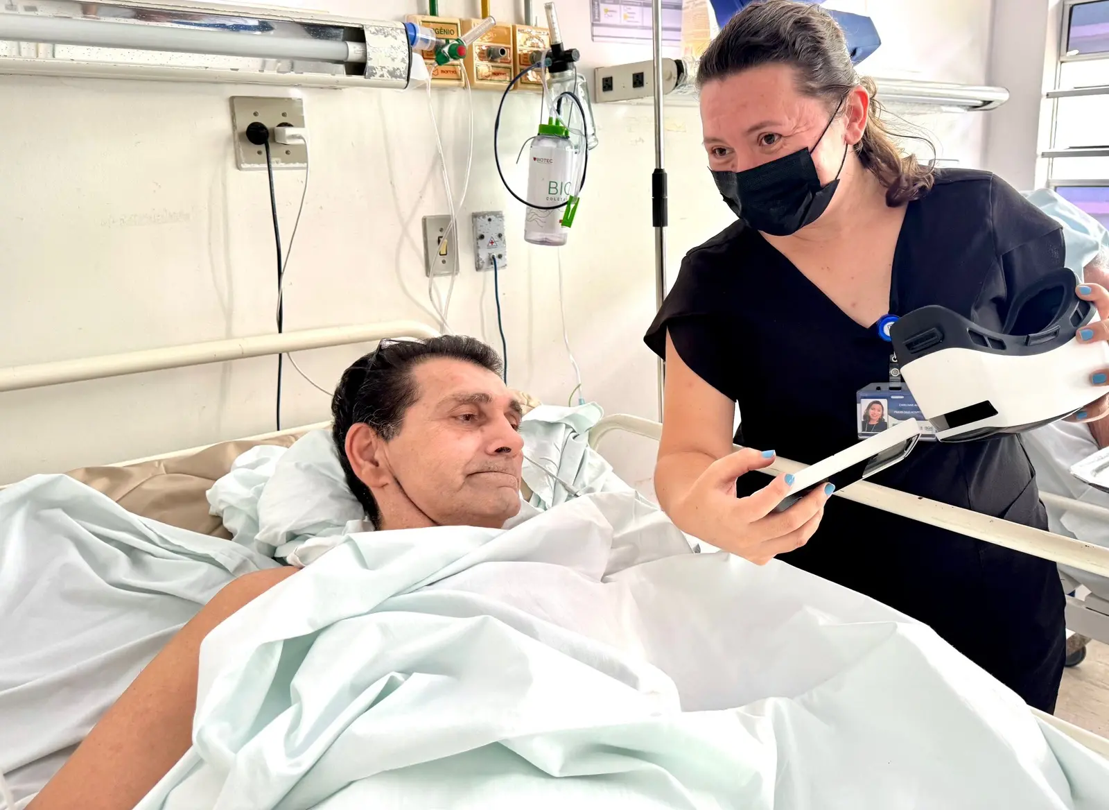 Paciente que usa óculos de realidade virtual em hospital do Ceará
