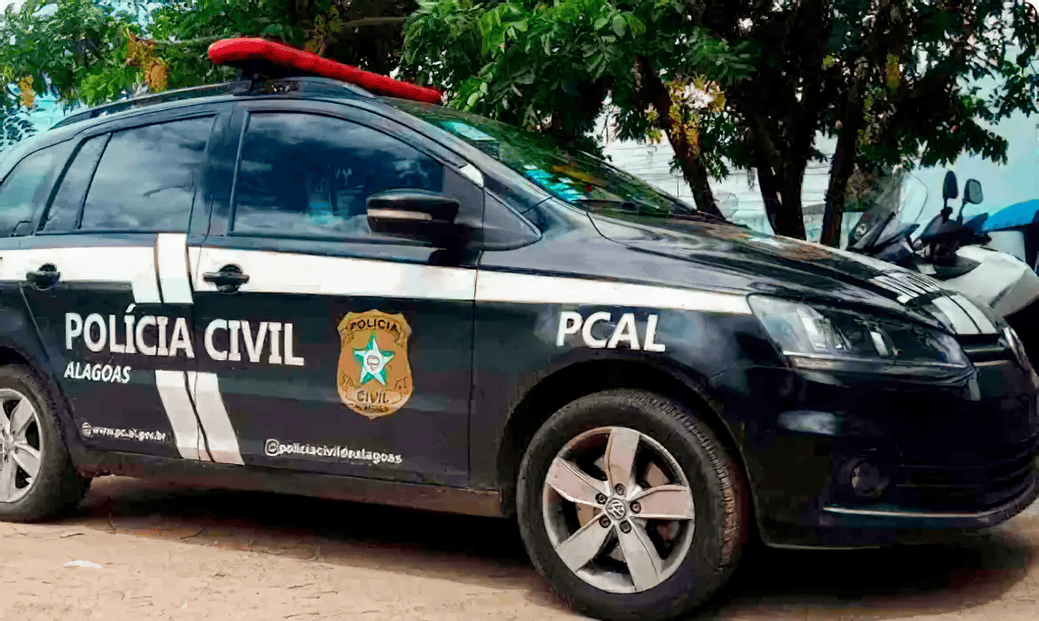 Carro da Polícia Civil de Alagoas estacionado na rua para matéria sobre caso Ana Beatriz, recém-nascida sequestrada em Pernambuco
