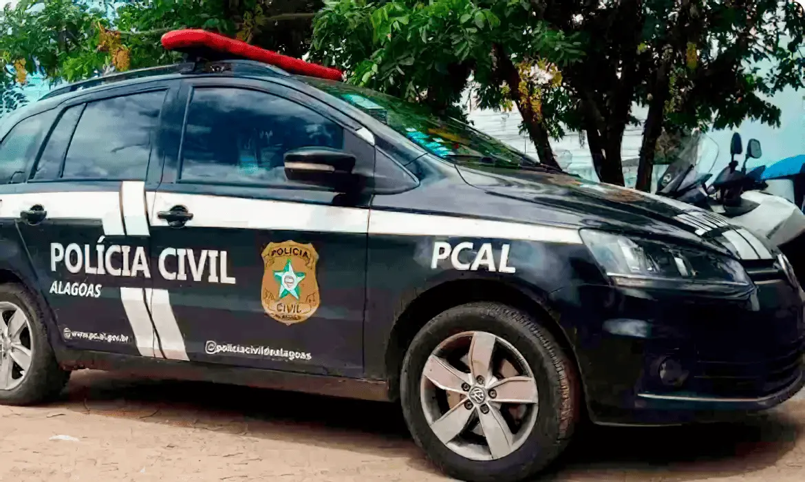 Carro da Polícia Civil de Alagoas estacionado na rua para matéria sobre caso Ana Beatriz, recém-nascida sequestrada em Pernambuco