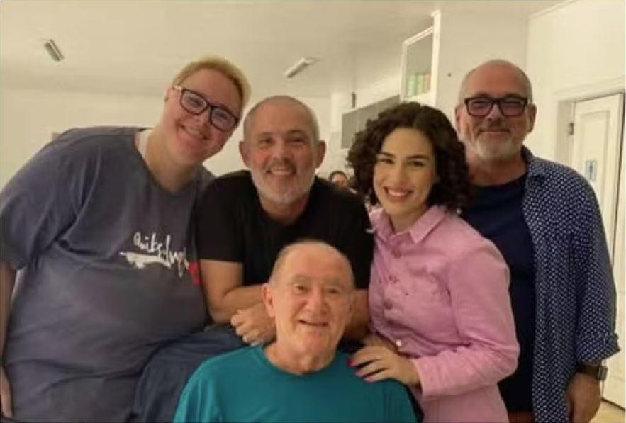 Renato Aragão em foto com a filha Juliana Aragão e outros