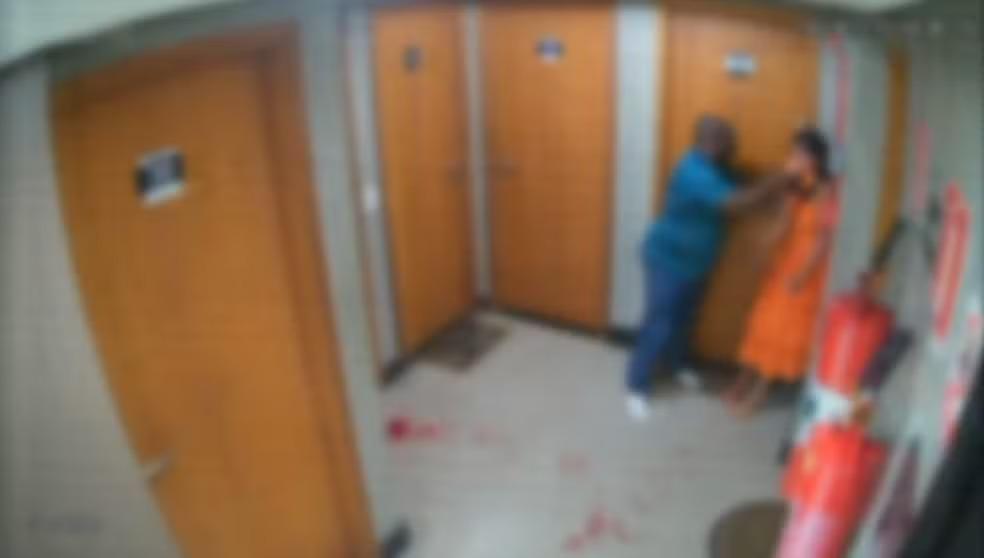 imagem de influenciador João Neto agredindo a companheira no hall do apartamento