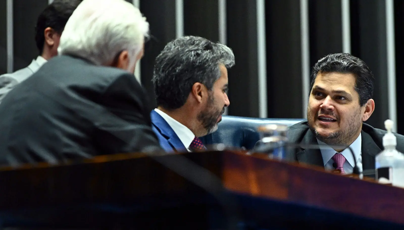 Senadores discutem em bancada do Senado Federal, para matéria sobre Lula enviar a PLDO para o Congresso com proposta de novo salário mínimo