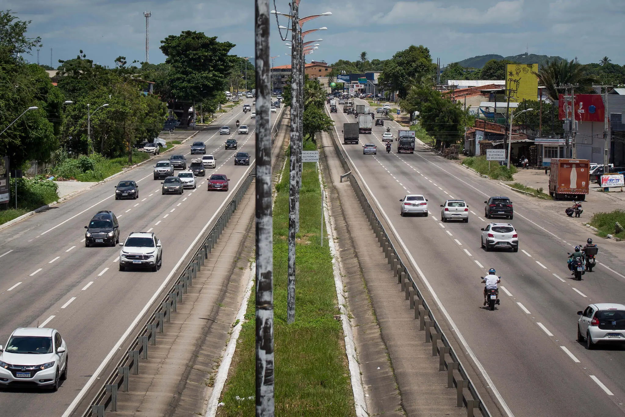 Carros nos dois sentidos de uma avenida de Fortaleza que leva para Caucaia